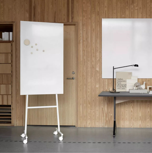 One mobiles Whiteboard (zweiseitig nutzbar) von Lintex