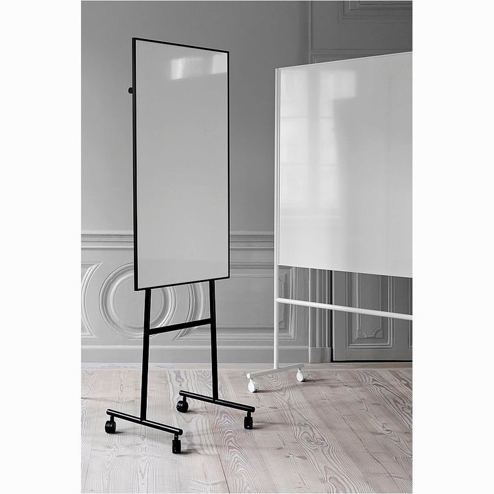 One mobiles Whiteboard (zweiseitig nutzbar) von Lintex