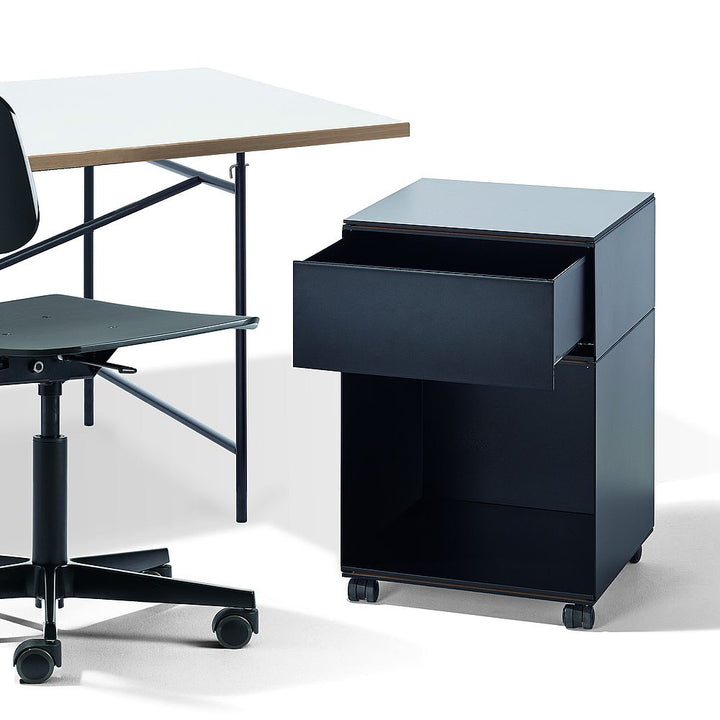 Container Stak 2 von Richard Lampert (Schwarz)