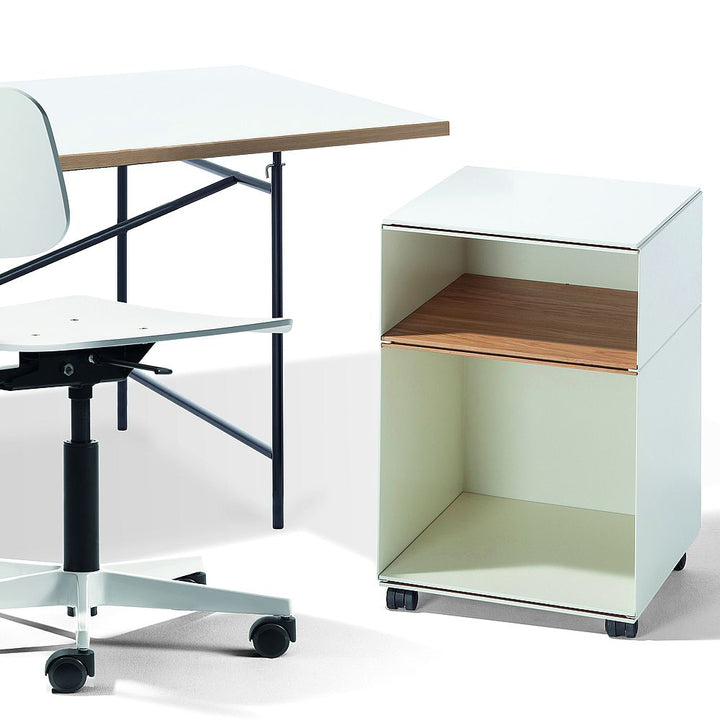 Container Stak 2 von Richard Lampert (Schwarz)