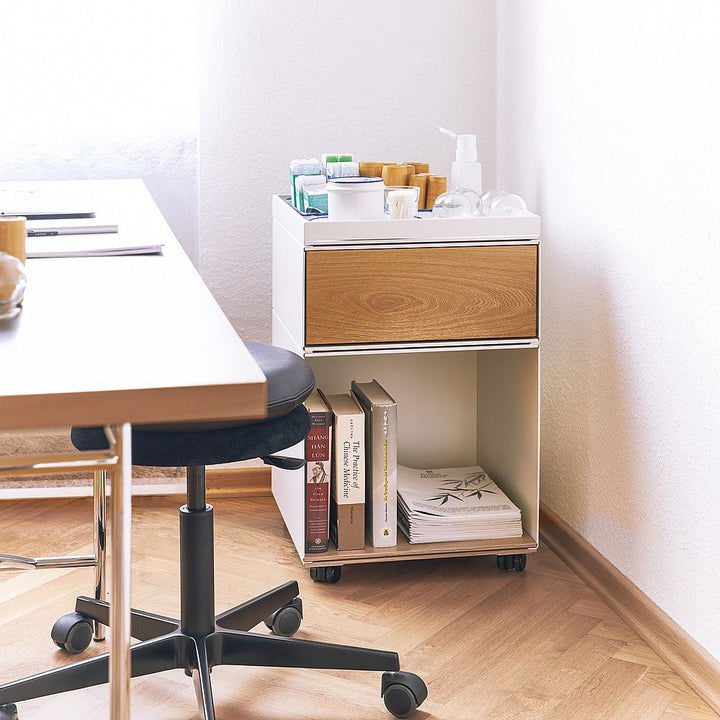 Container Stak 2 von Richard Lampert (Schwarz)