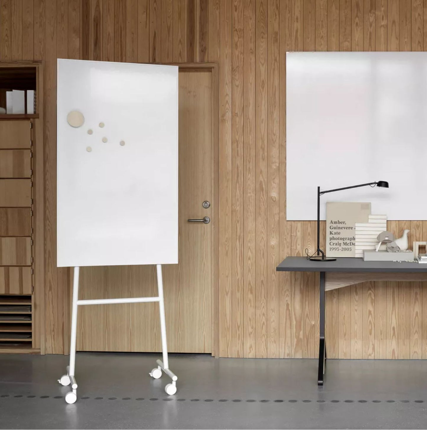 One mobiles Whiteboard (zweiseitig nutzbar) von Lintex