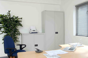 Flügeltürenschrank Universal, Garderobeneinsatz