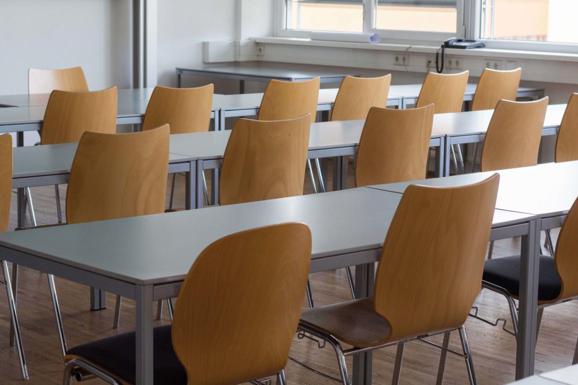 Mehrzwecktisch, halbrund